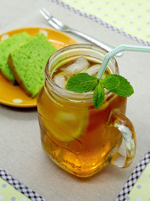 Thé vert glacé infusé à froid avec du citron et de la menthe