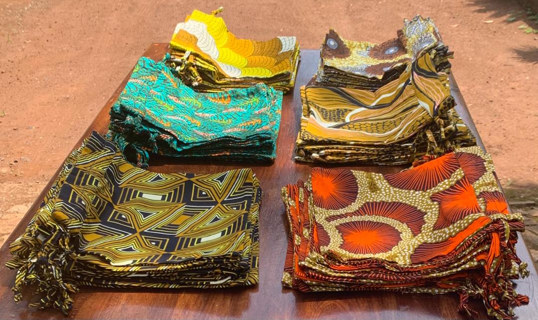 Calendrier de l’avent du thé “En attendant Noël” – pochon artisanal en tissu wax avec 25 thés du monde